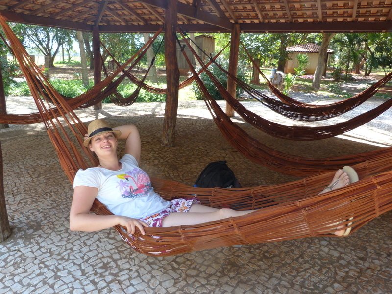 Frau in Hängematte im Pantanal bonito