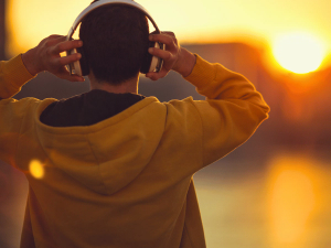 Mann hört Musik