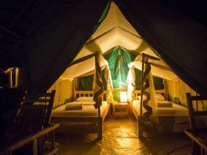 Uganda Murchison Falls Zelt von Innen bei Nacht