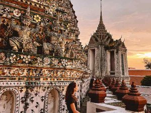 Frau steht in einem Tempel in Bangkok