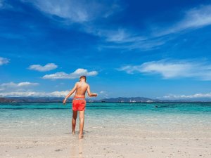 Mit Kindern am Strand von Praslin Seychellen