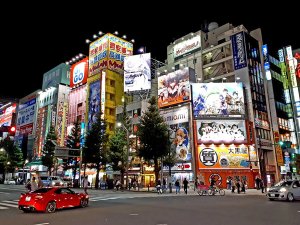 Kreuzung in Tokio bei Nacht