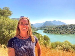 Supramonte Mountains mit Reisender und Aussicht im Hintergrund