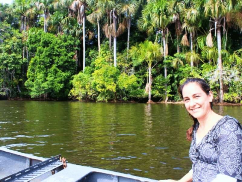 Frau im Boot bei Iquitos in Peru