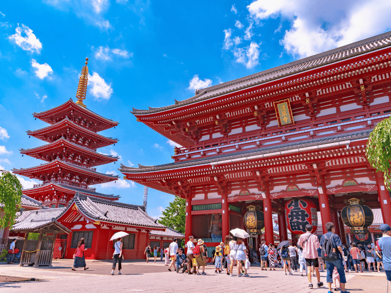 Menschen vor dem Eingang zu der Sensoji Tempelanlage in Asakusa in Tokio
