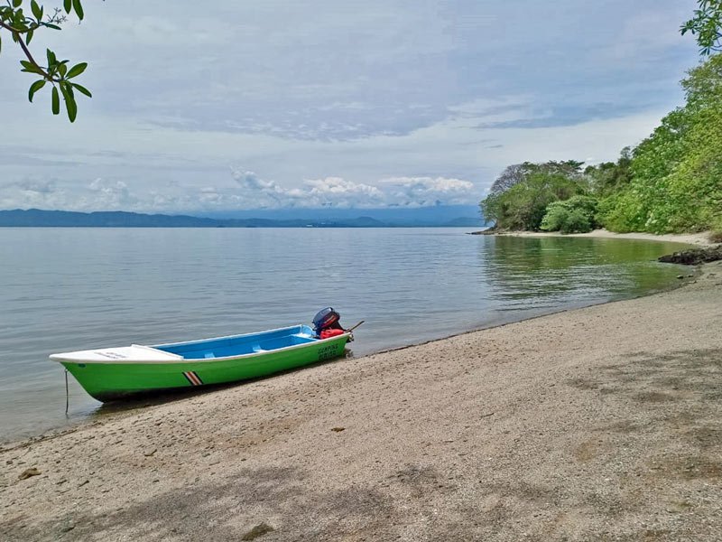 Boot am Strand der Isla Venado, Costa Rica