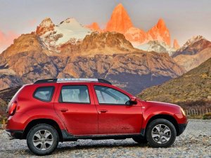 Rotes Auto vor einer Berglandschaft in Argentinien