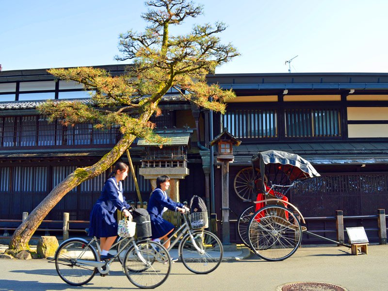 Fahrradfahrerinnen in Takayama in Japan