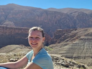 Isabelle bei einer Wanderung durch die Dades-Schlucht, Marokko