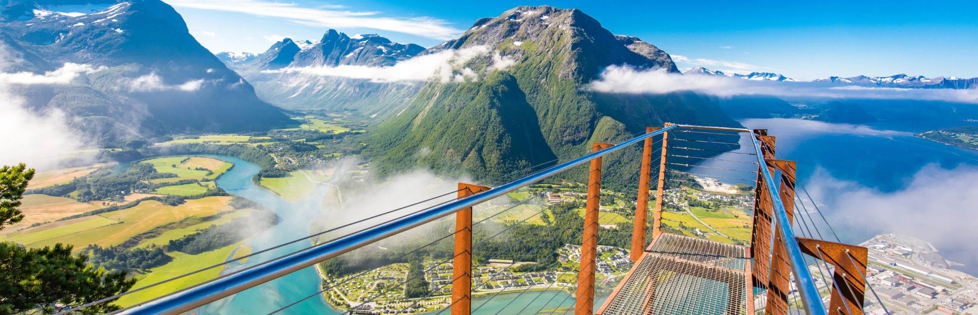Blick vom Rampestreken über Andalsnes, Norwegen