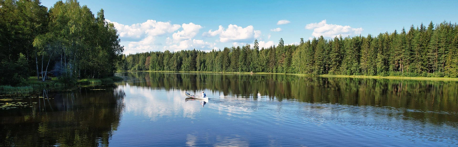 Kanu auf einer Seelandschaft in Vaermland