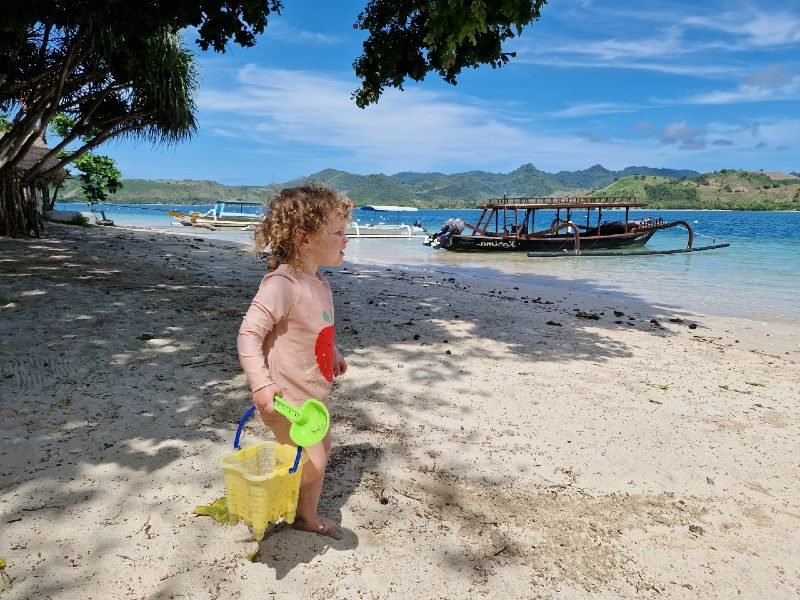 Baby am Strand der Gili Inseln auf Lombok
