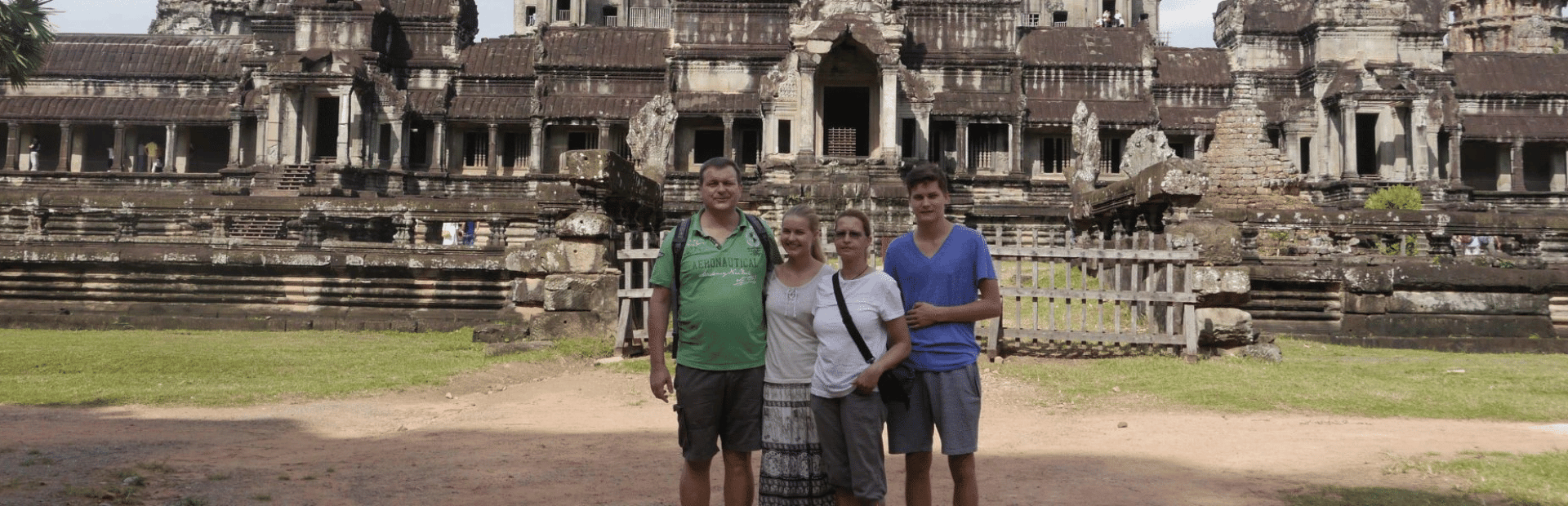 Ralf am Angkor Wat mit Familie