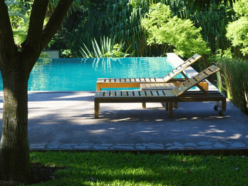 Liegen am Pool in Alajuela, Costa Rica