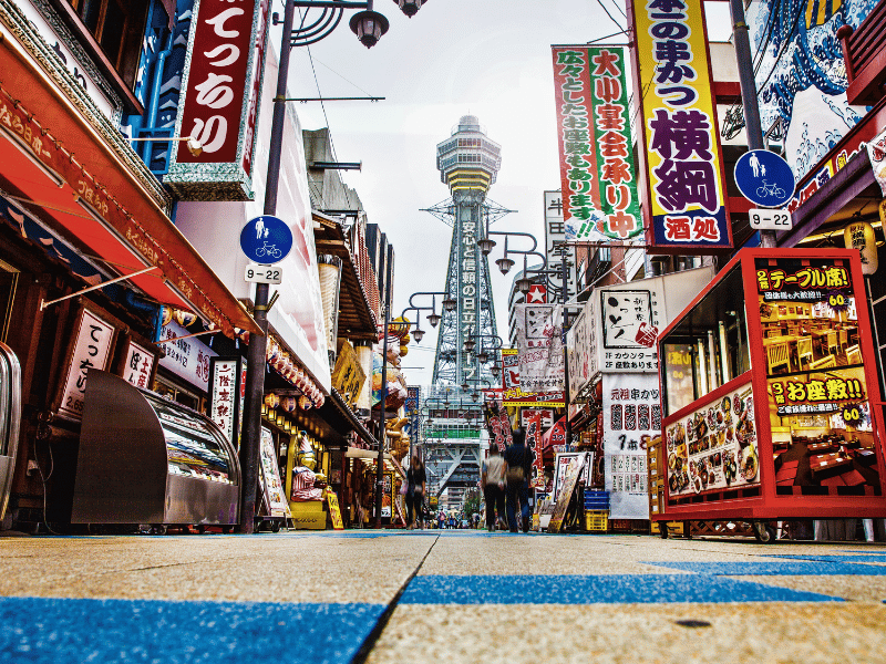 Bunte Straße vor dem Osaka Tower in Japan
