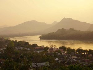 Stimmungsvollern Sonnenuntergang über dem Mekong in Laos