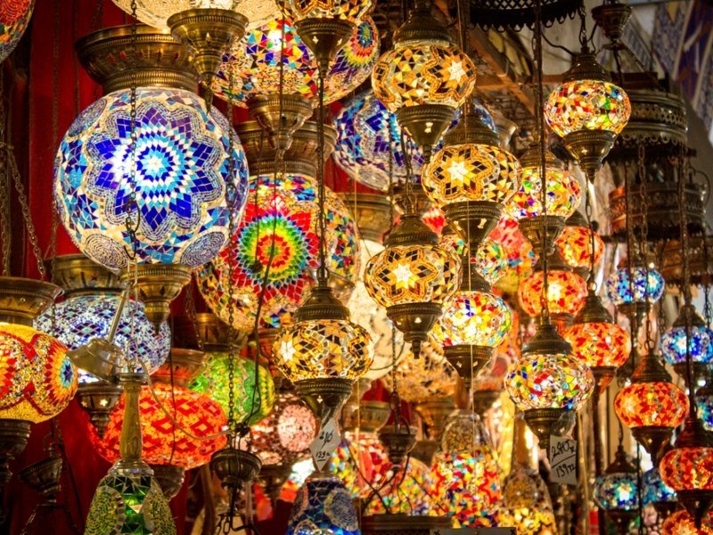 Bunter Laternen auf einem Souk in Marokko