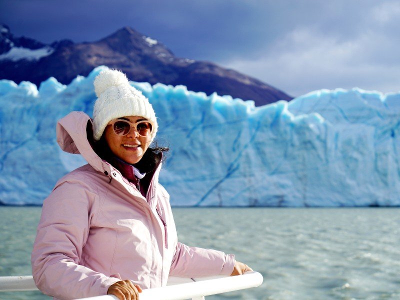 Frau vor Gletscher in El Calafate