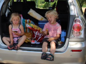 Kinder machen eine Snackpause im Auto