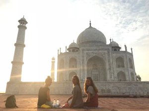 Personen gucken Sonnenaufgang am Taj Mahal
