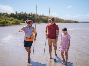 Aboriginal Guide mit Gästen am Strand von Port Douglas unterwegs
