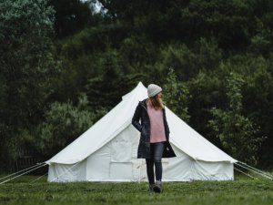 Frau vorm Glampingzelt in Thorsmörk, Island