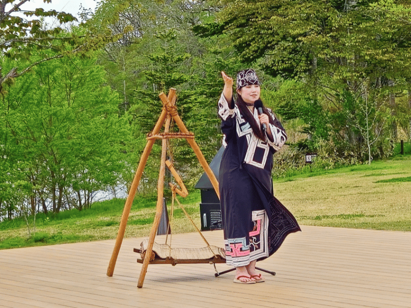 Darstellerin im Upopoy Ainu Museum
