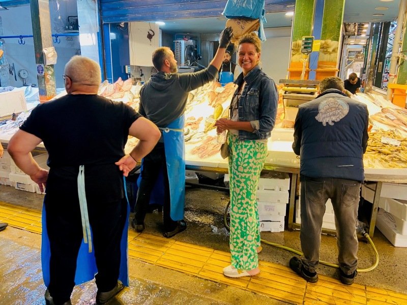 Frau in Markthalle in Thessaloniki