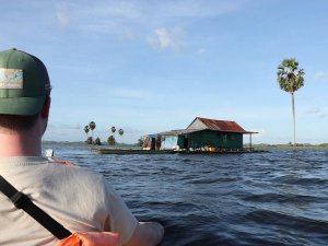 Reisender im Boot auf dem Tempesee in Sengkang auf Sulawesi in Indonesien