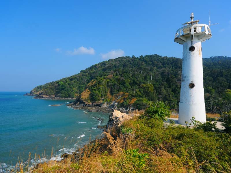 Leuchtturm in den Hügel am Meer von Koh Lanta Thailand