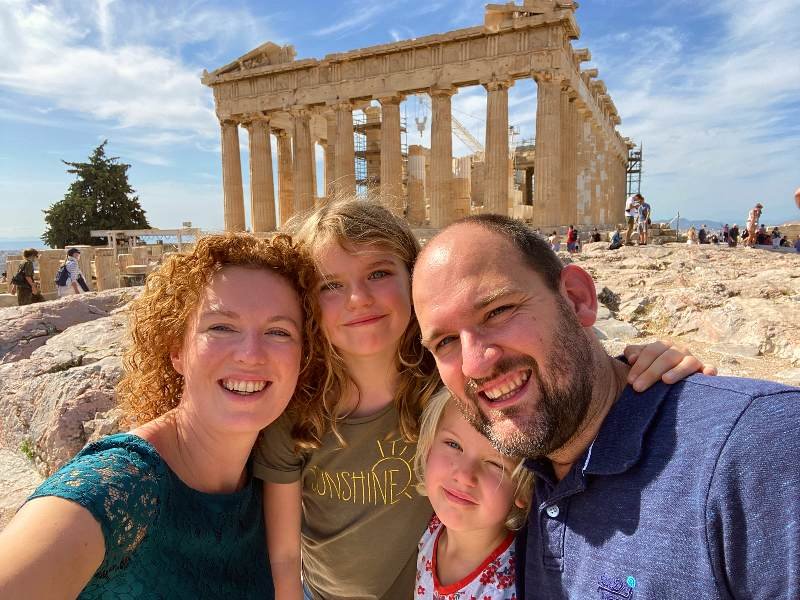Athen Familie vor der Akropolis