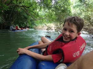Junge auf einem Kanu im Khao Sok Nationalpark in Thailand