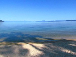 Strand am Biwa See bei Sonnenschein