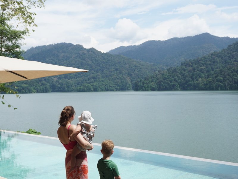 Mutter mit Kindern blicken auf den See im Belum Regenwald in Malaysia
