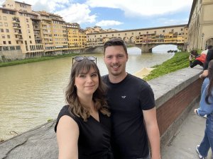 Mann und Frau in Florenz vor Brücke