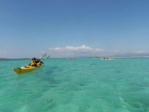 Kayaken im türkis-blauen Meer vor Komodo, Indonesien