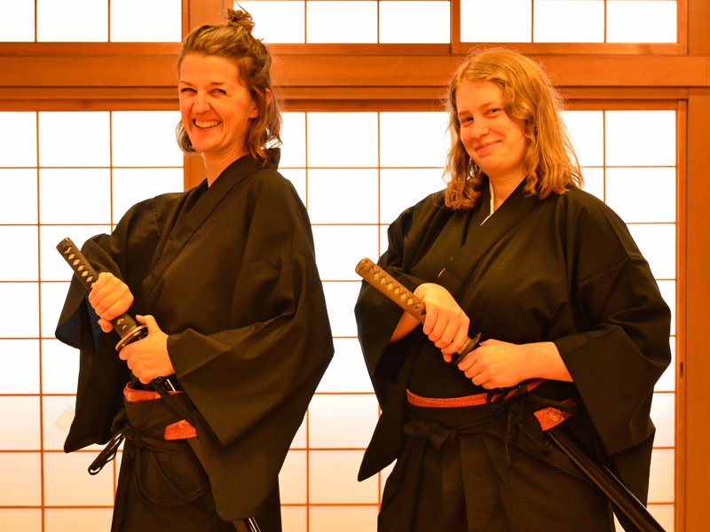 Zwei Frauen beim Samuraitraining in Tokio