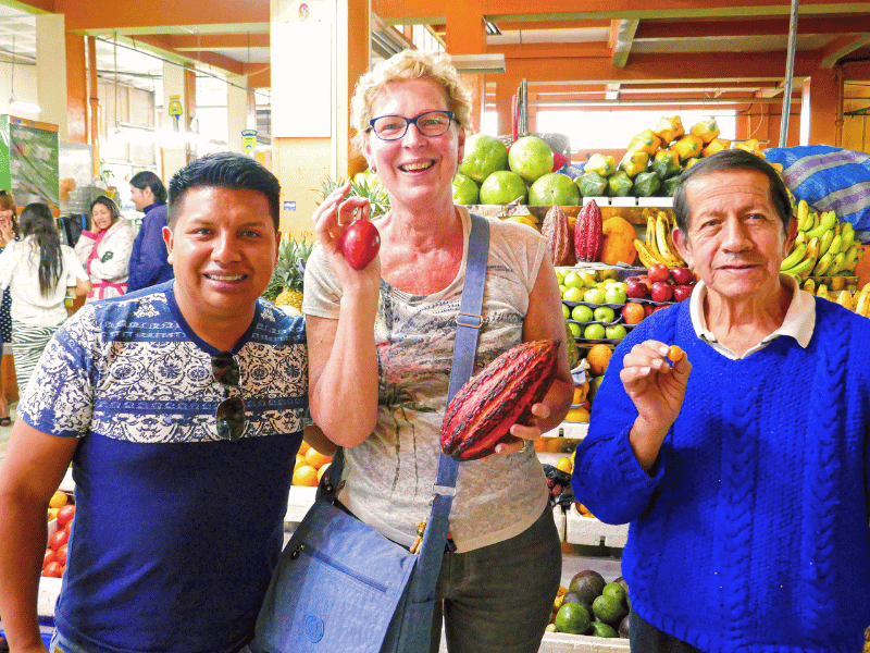 Reisende und Einheimische auf dem Markt in Quito