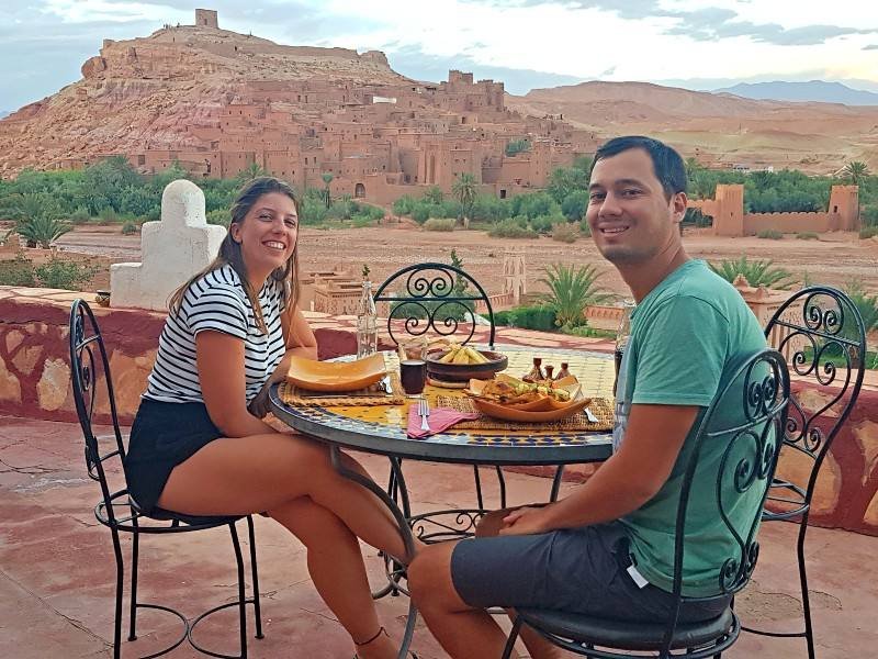 Frühstücken mit Blick auf die Kasbah in Ait Benhaddou in Marokko
