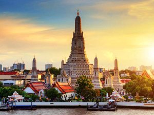 Wat Arun in Bangkok bei Sonnenuntergang