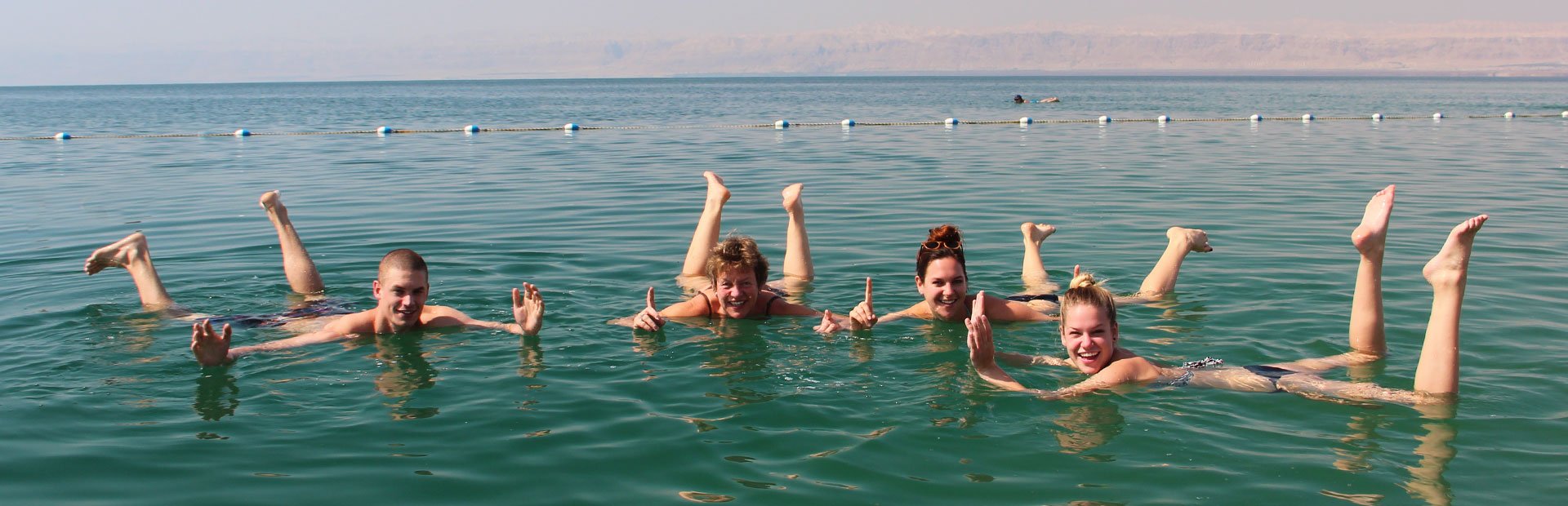 Schwebende Menschen im Toten Meer