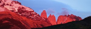 Berge in Rot im Torres del Paine Nationalpark in Chile