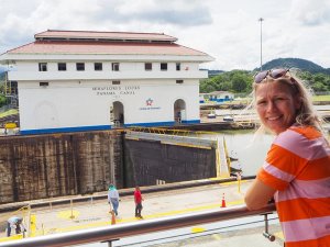 Frau am Panamakanal