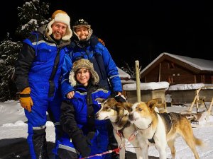 Familie mit Husky in Lappland