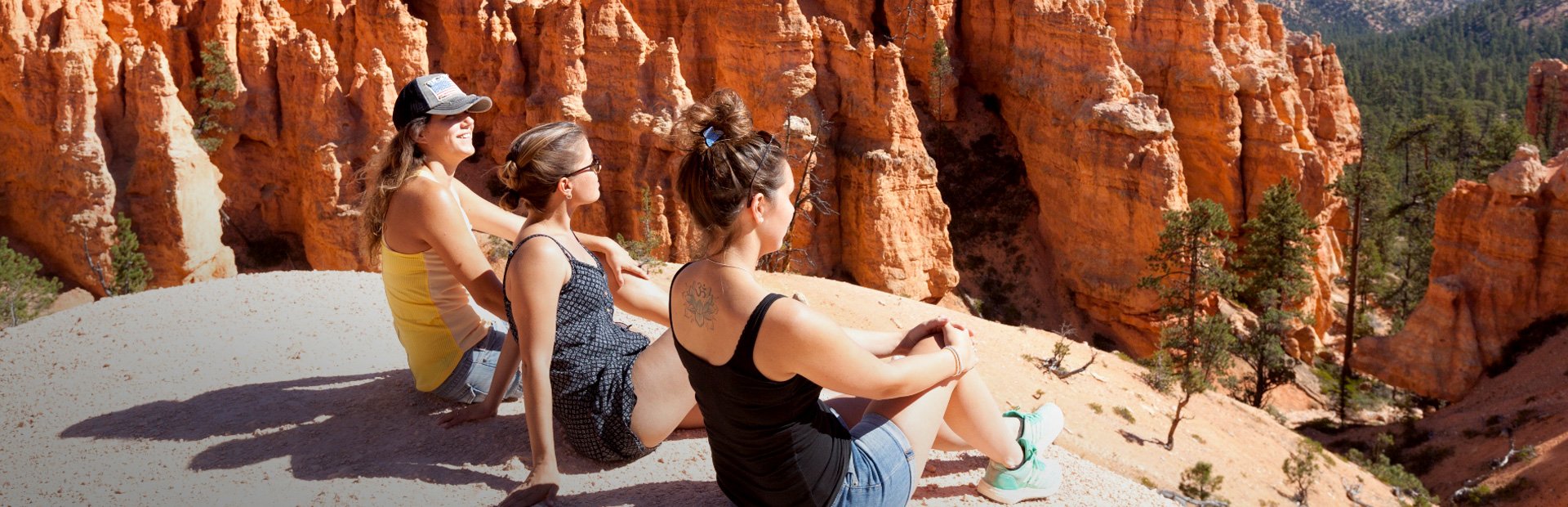 Frauen auf einem Felsvorsprung im National Park