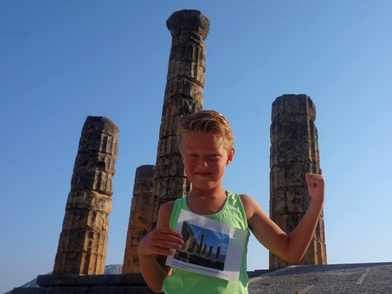 Kind im Griechenland Familienurlaub vor Delphi-Ruinen