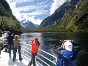 Fotografen auf dem Boot im Milford Sound, Gruppenreise Neuseeland