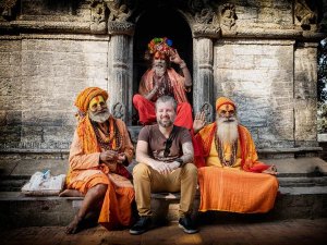 Reisender mit Mönchen in Kathmandu