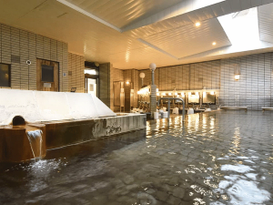 Großes Onsen im Hotel am Lake Akan