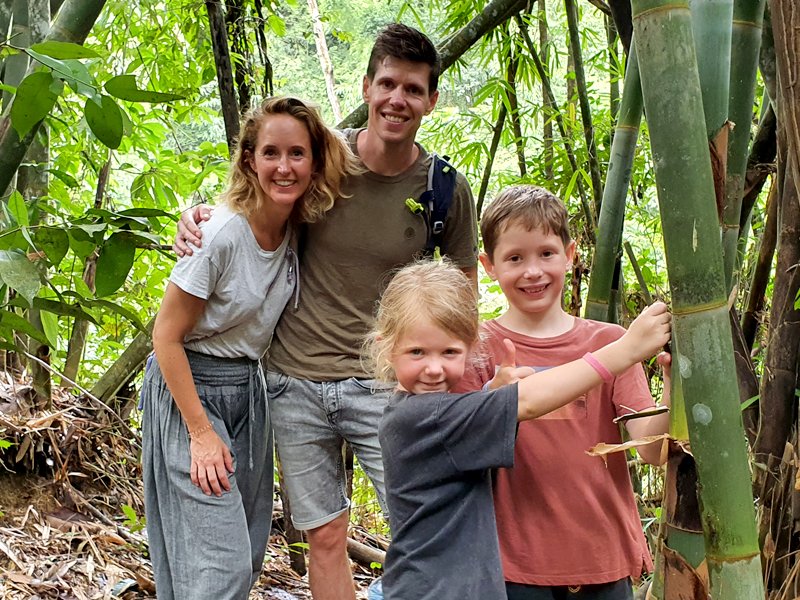 Familie im Khao Sok Nationalpark in Thailand